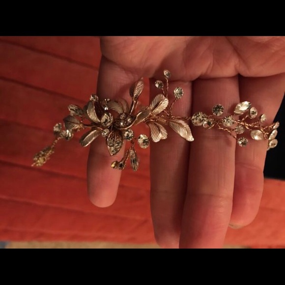 Bridal hair accessory